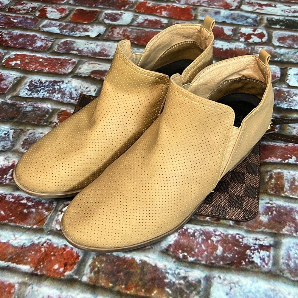 Naturalizer beige textured ankle boots